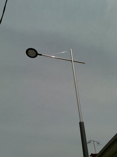 luminarias LED y columnas metálicas